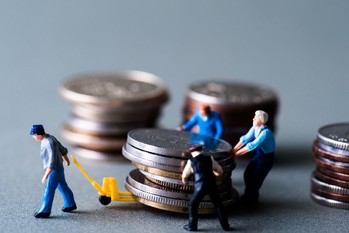 お金を運搬するミニチュア