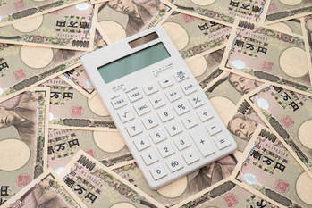 お金,電卓,浪費