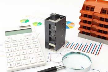 不動産投資の物件選びのポイントは？ 避けるべき物件や情報収集方法を紹介