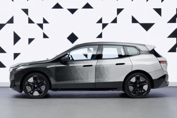 BMWが“色が変わる”新ボディカラー技術を採用したコンセプトモデルの「iXフロー」を発表