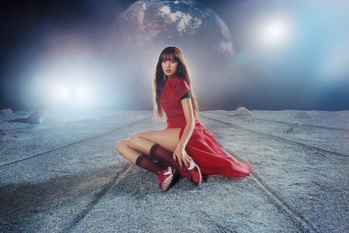 BLACKPINKのLISAが月面に 「ナイキ」が「ムーン シュー」キャンペーンビジュアルを公開