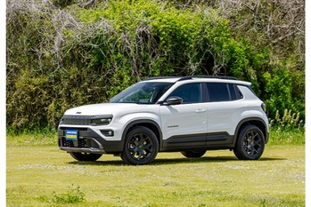 【いま買うべきSUV選び2026】Jeepアベンジャー4×eはオンもオフも楽しく駆け抜ける本格派。都会的に見えて、実はこだわり満載