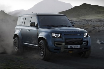 初のマイナーチェンジを果たした2026年モデルのランドローバー・ディフェンダーが日本での予約受注を開始