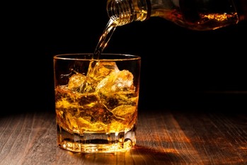 一獲千金のチャンスも？インフレ時代に注目されるウイスキー投資の世界