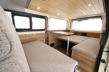 天然木材でレトロな見た目　ハイエースベースのキャンピングカー「ウッドヴィレッジ」登場
