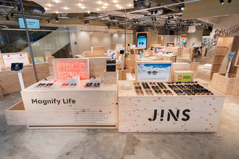 ジンズHDがの株価が10％超の急騰で年初来最高値　既存店売上39カ月連続プラス、売上高は1000億円へ
