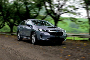 突然の雪にも対応　FALKENオールシーズンタイヤ新型｢LEVORG LAYBACK｣に装着