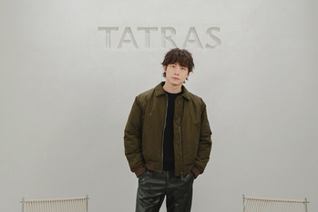 「タトラス」福岡店が移設・拡大オープン 坂口健太郎が最新コレクションを着用して来店