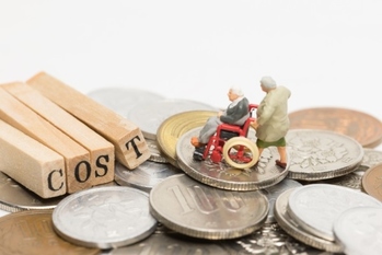 老後資金は年金だけではまかなえない？　介護費用は約400万円の可能性も