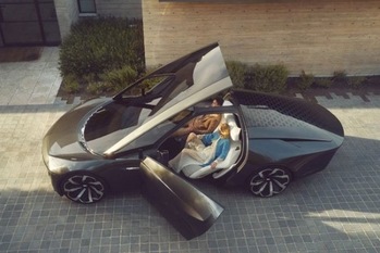 GMが革新的な2名乗り自律走行ラグジュアリーEVのコンセプトカーを披露