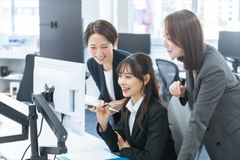 オフィスで働くビジネスウーマン