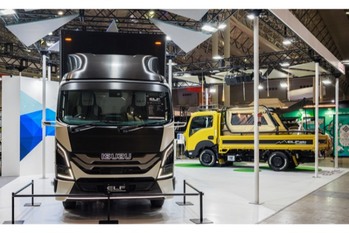 小型トラックのいすゞ・エルフをベースとした純正コンセプトパーツ装着車両の「ELF FUTURE ACCESSORIES EDITION」と「ELFmio OUTDOOR EDITION」が初公開