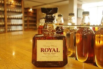サントリー「ローヤル」とは？創業者最後の名品の味と歴史、種類を解説