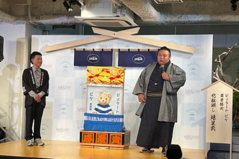 「ジェラート ピケ」が貴景勝関にピケベアの化粧まわしを贈呈