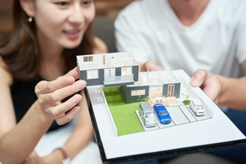 結婚前に家を建てるメリット・デメリットを比較！入籍前にローンを組む注意点も解説