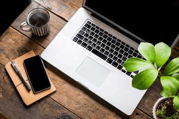 ノートパソコン_コーヒーと木目の机