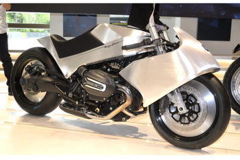 BMWの新型クルーザー「R 12」をベースに、日本を代表する4組のビルダーが渾身のカスタムマシンを披露!