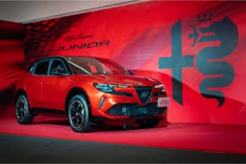 アルファロメオの新型コンパクトSUV「ジュニア」が待望の日本デビュー