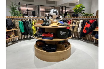 最高益決算、株式分割のゴールドウインの株価が４日続伸