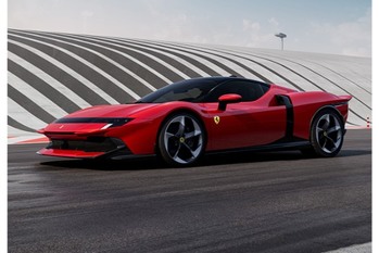 【最新スーパースポーツ情報】栄光の名称復活! 「究極」を追求した新たな速さの象徴。フェラーリ812テスタロッサの凄みと存在感