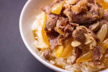「すき家」と「吉野家」牛丼の売り上げ回復力に大きな差。反撃はあるのか