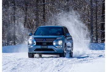 アストンマーティンの高級パフォーマンスカー「ヴァンキッシュ」のオープントップモデルが登場