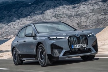 BMWのスタイリッシュな新型電気自動車SUV「iX」が日本発売