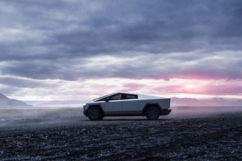 Tesla初の電動ピックアップトラックCybetruck（サイバートラック）の納車を開始