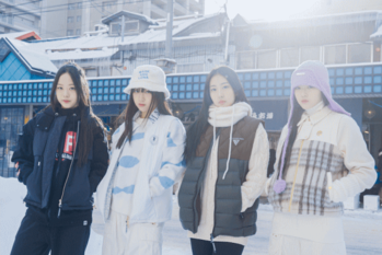 「マーク ＆ ロナ」がガールズグループのVVUPとのカプセルコレクションを発売