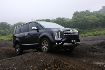 【ニッポンのSUV】三菱デリカD:5はミニバンのカタチをしたオフローダー。その存在感 は唯一無二