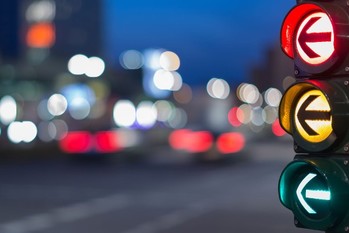 中央銀行は引き続き金利が「より長期に、より高くなる」ことを示唆