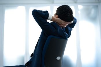 椅子に座れるビジネスマン