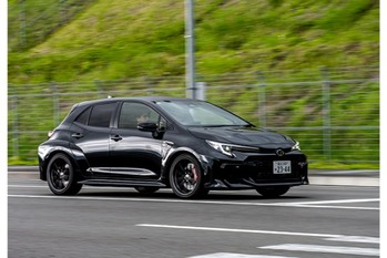 【最新モデル試乗ワイガヤ】トヨタGRカローラはスーパー耐久の知見を活かして熟成。「25式後期」は確実に先に進んでいる。でもちょっとハードかも!?