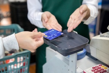 10月の消費はコロナ禍で初の2年連続前年比増へ