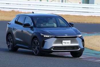 本格電気自動車時代の到来！　トヨタbZ4XとSUBARUソルテラ、すべてに自然体の実力車が切り開く未来とは？