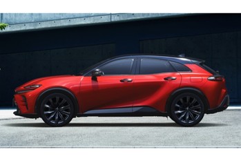 「新しいカタチのスポーツSUV」を謳う新型トヨタ・クラウン・スポーツが市場デビュー
