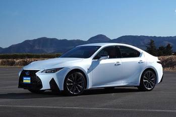 スポーツセダンらしい精悍フォルム。ダイナミックに大変身したレクサスISの本気度は