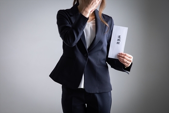 退職願を提出する女性