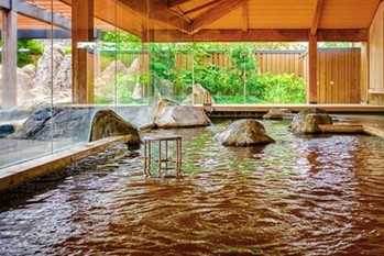 東の大江戸温泉物語と西の湯快リゾート、「人手不足」で経営統合