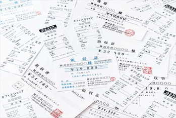 経費・経理・会計イメージ（大量の領収書／領収証・レシート）