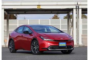 【世界基準対決】ともにクラスの牽引車。トヨタ・プリウスとVWゴルフの完成度を改めて比較した