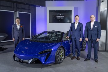 マクラーレンのプラグインハイブリッド車「アルトゥーラ」のオープントップモデルが日本初公開