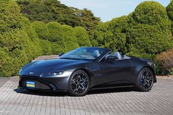 誕生70周年を超える伝統モデル。アストンマーティン・ヴァンテージ・ロードスターに英国を感じる瞬間