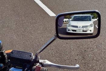 あおり運転に遭ってる？勘違い？ミラー越しに見える後続車両との車間距離