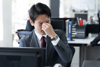 目の痙攣の症状や原因、医療機関を受診するべきケースとは