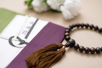 葬儀,お金,借りる