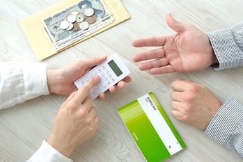 日本人の家計支出、負担増と負担減のTOP3は ? 負担増に備える術も解説