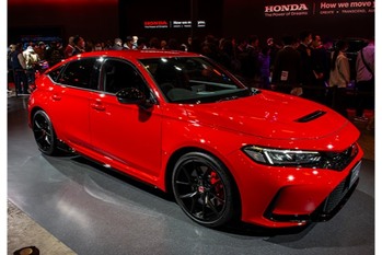 ホンダ・シビック・タイプRに精悍なRACING BLACK Package登場！ あわせて受注再開。やっと「究極の赤バッジ」がオーダーできる！