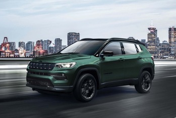 精悍なSUVスタイルにブラックのアクセントが映えるジープ・コンパスの特別限定モデルが登場