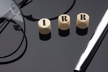 IRR（内部収益率）とは？計算式の意味や不動産投資における活用方法、注意点を解説